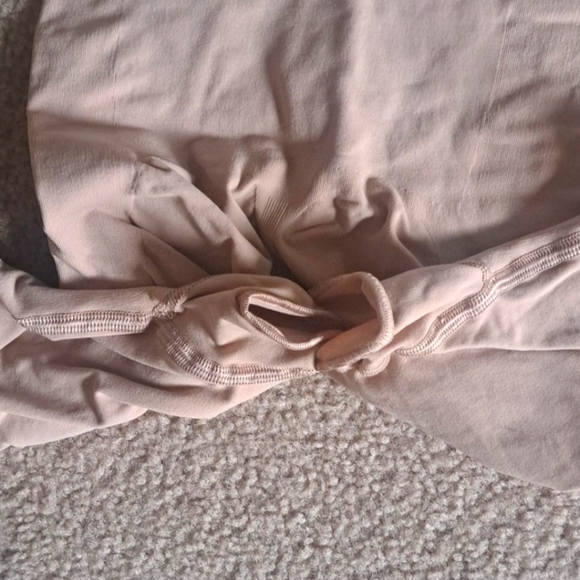 XLARGE    SKIMS SEAMLESS SCULPTING MID THIGH  BODYSUIT. - Picture 8 of 9